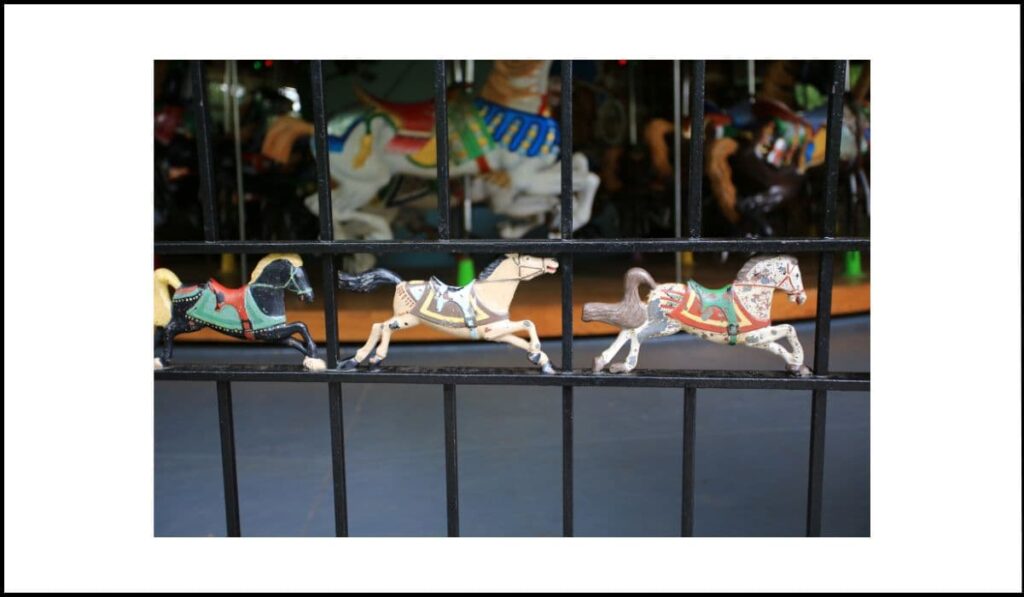 Carrusel antiguo con figuras de caballos en movimiento, simbolizando la falta de control sobre elementos animados en la web y la importancia de permitir pausar el contenido desplazable para la accesibilidad.