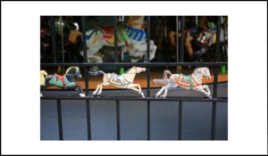 Carrusel antiguo con figuras de caballos en movimiento, simbolizando la falta de control sobre elementos animados en la web y la importancia de permitir pausar el contenido desplazable para la accesibilidad.