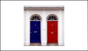 Dos puertas idénticas, una azul y otra roja, representando la opción entre una versión estándar y una versión accesible de una página web, resaltando la importancia de proporcionar un acceso claro a versiones conformes con WCAG