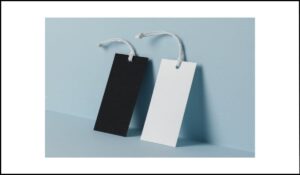 Dos etiquetas, una negra y otra blanca, colgadas sobre un fondo azul, representando la importancia de actualizar correctamente las descripciones de contenido visual para garantizar accesibilidad.