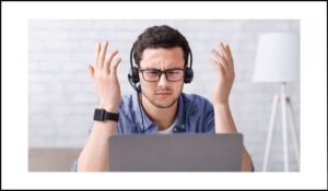 Hombre con audífonos frente a un portátil, mostrando frustración debido a la reproducción automática de sonido sin opción de apagado, representando un problema de accesibilidad web.