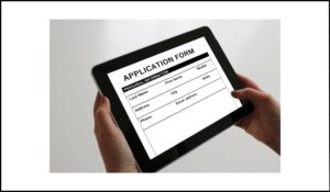 Formulario digital en una tablet con campos de información personal sin completar, ilustrando el problema del envío automático sin confirmación.