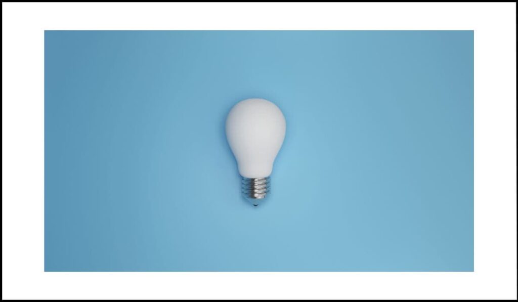 Bombilla apagada sobre fondo azul, simbolizando la eliminación del foco en elementos interactivos en accesibilidad web.