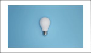 Bombilla apagada sobre fondo azul, simbolizando la eliminación del foco en elementos interactivos en accesibilidad web.