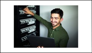Profesional revisando conexiones en un servidor web, ilustrando la importancia de evitar redirecciones automáticas para mejorar la accesibilidad.