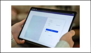 Formulario web mostrado en una pantalla, destacando la importancia de evitar la apertura automática e inesperada de ventanas para mejorar la accesibilidad.