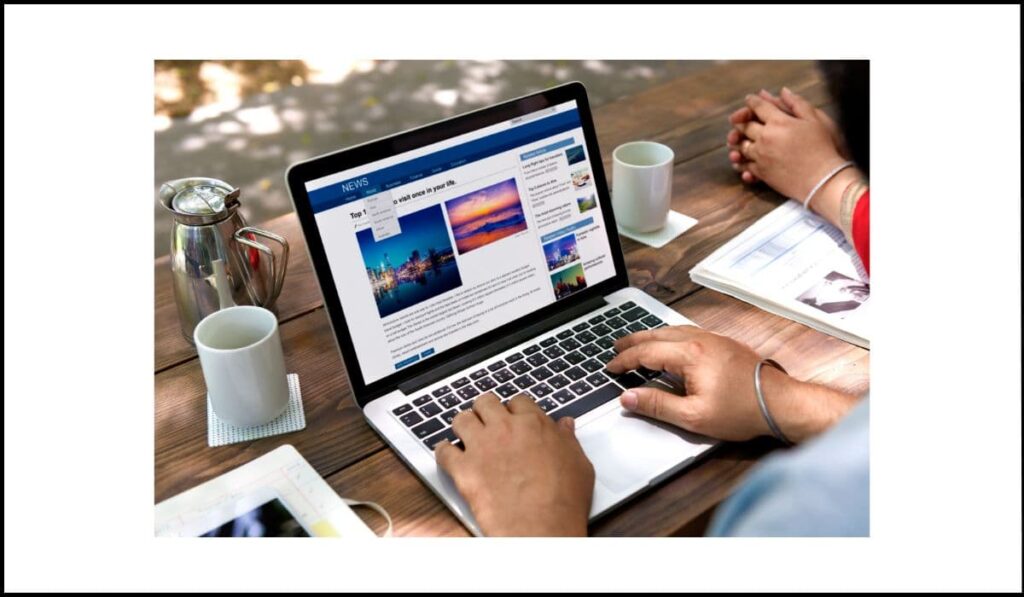 Persona navegando en un sitio web de noticias en su portátil, representando la importancia de evitar actualizaciones automáticas del contenido principal sin control del usuario.