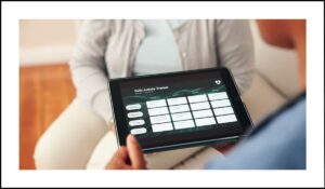 Persona utilizando una tableta con una interfaz de seguimiento de actividades, destacando la importancia de asignar nombres accesibles a los controles de usuario para mejorar la accesibilidad web.