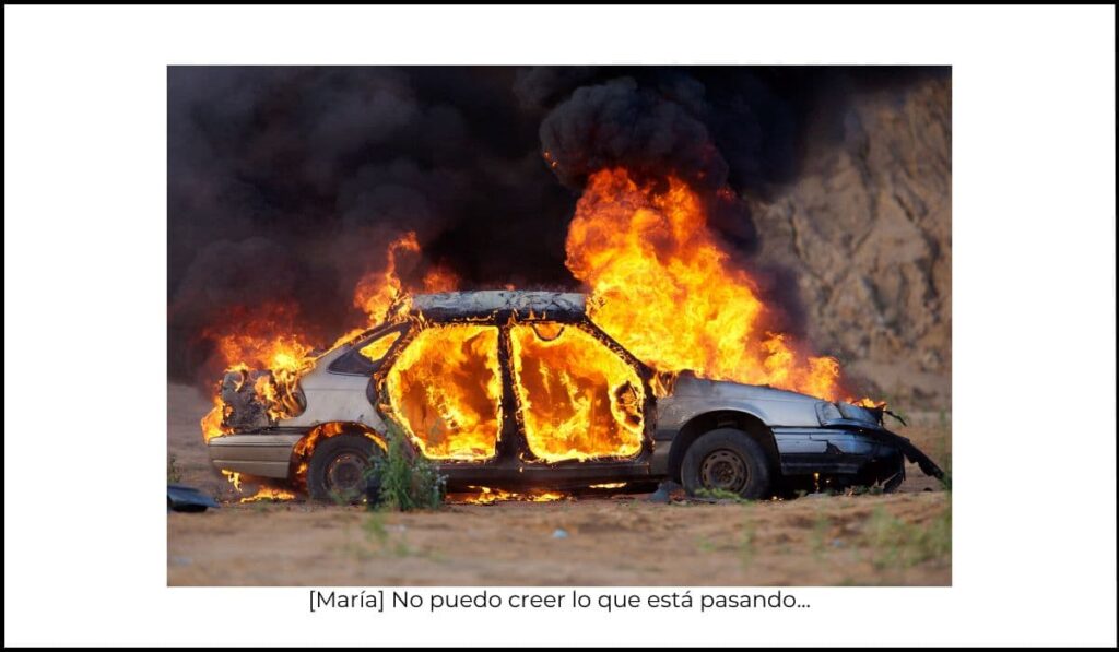 Coche en llamas con una gran explosión, mientras en la parte inferior del subtítulo solo se muestra el diálogo de un personaje: 'María: No puedo creer lo que está pasando...', omitiendo la descripción del sonido de la explosión.