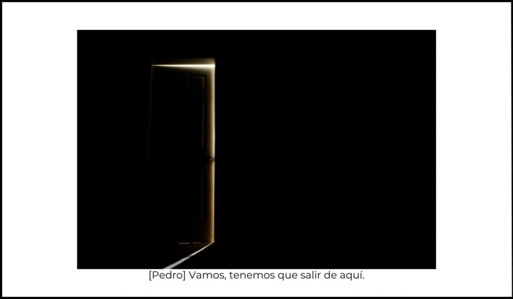Habitación oscura con una puerta entreabierta dejando entrar luz, mientras en los subtítulos solo se muestra el diálogo de un personaje: '[Pedro] Vamos, tenemos que salir de aquí.', omitiendo una parte clave del diálogo.
