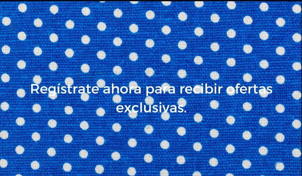 Texto 'Regístrate ahora para recibir ofertas exclusivas' en blanco sobre un fondo azul con lunares blancos, dificultando la legibilidad debido al bajo contraste con el fondo.