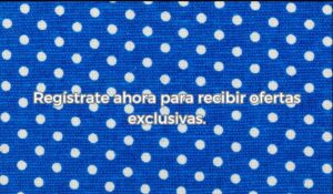 Texto 'Regístrate ahora para recibir ofertas exclusivas' en blanco con borde sombreado sobre un fondo azul con lunares blancos, mejorando la legibilidad gracias al mayor contraste