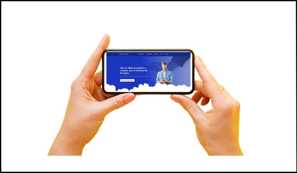 Persona sosteniendo un smartphone en orientación horizontal con una página web visible, ilustrando la accesibilidad al permitir cambiar entre vistas horizontal y vertical.