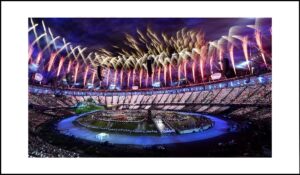 Espectáculo de fuegos artificiales y efectos de luz en la ceremonia de apertura de los Juegos Olímpicos de Londres. Algunos espectadores experimentaron síntomas de epilepsia fotosensible debido a la intensa iluminación estroboscópica, a pesar de las advertencias previas.
