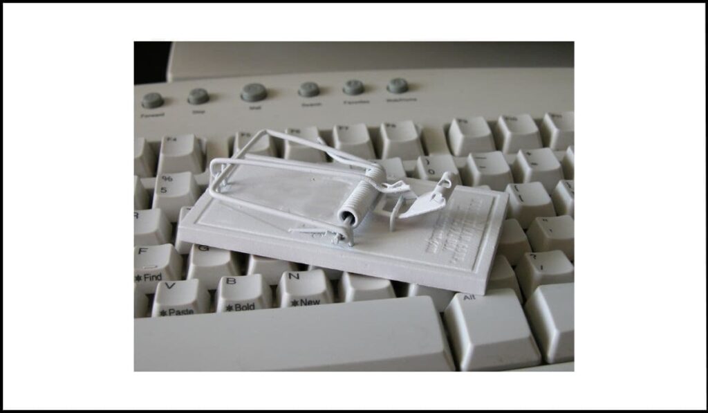 Trampa de ratón sobre un teclado, simbolizando una trampa de teclado en accesibilidad web.