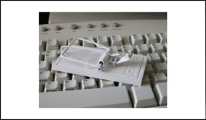 Trampa de ratón sobre un teclado, simbolizando una trampa de teclado en accesibilidad web.