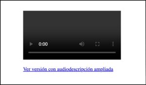 Reproductor de video con un enlace debajo que permite acceder a una versión con audiodescripción ampliada, mejorando la accesibilidad para personas con discapacidad visual.